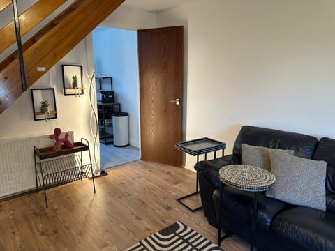 Cozy 2 bedrooms with private parking space and garden Apartment in Edinburgh