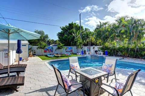 Mermaids Cove Heated Pool Jacuzzi Firepit Beach Access House in Lantana