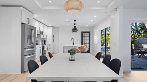 Kitchen or kitchenette, Dining area