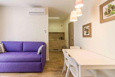 Coffee/tea facilities, Kitchen or kitchenette, Dining area