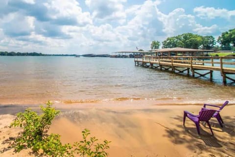 Cozy lake front home with beach House in Mooresville