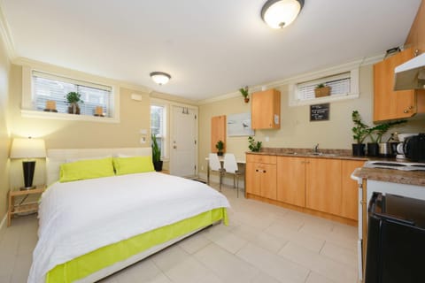 Private Guesthouse in Prime Central Location Apartment in Vancouver