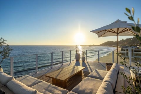 Day, Natural landscape, View (from property/room), Balcony/Terrace, Balcony/Terrace, Living room, Seating area, Beach, Sea view, Sunrise, Sunset, sunbed