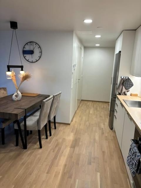 Kitchen or kitchenette, Dining area, oven