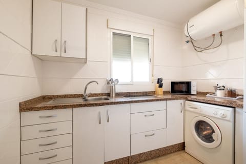 Coffee/tea facilities, Kitchen or kitchenette, stove, toaster, washing machine