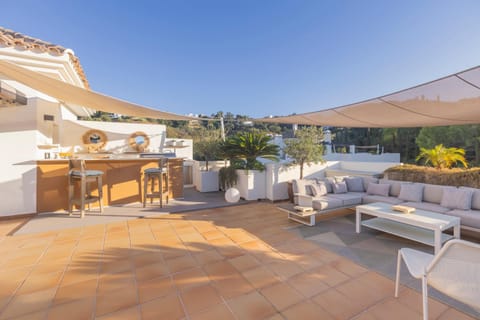 NEW Jacuzzi Penthouse 360view Huge Terrace BBQ Luxury Apartment in Sierra de las Nieves