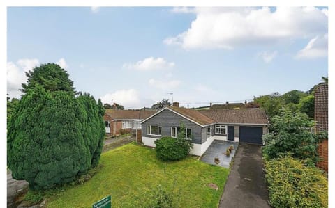 Country Escape - Iwerne Minster Dorset detached bungalow Clayesmore Larmer Tree House in North Dorset District