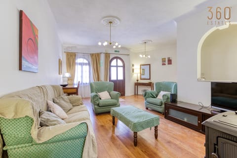 Communal lounge/ TV room, TV and multimedia, Living room, Seating area, Evening entertainment