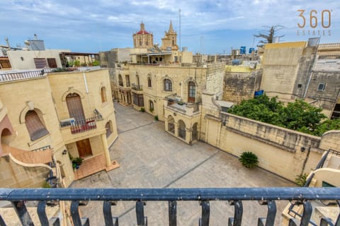 Property building, Day, Neighbourhood, Balcony/Terrace, City view, Landmark view, Street view