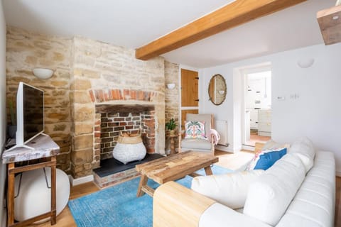 18th Century Cottage in Cirencester with Garden House in Cirencester