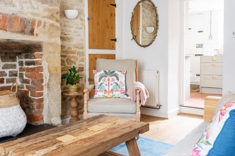 18th Century Cottage in Cirencester with Garden House in Cirencester