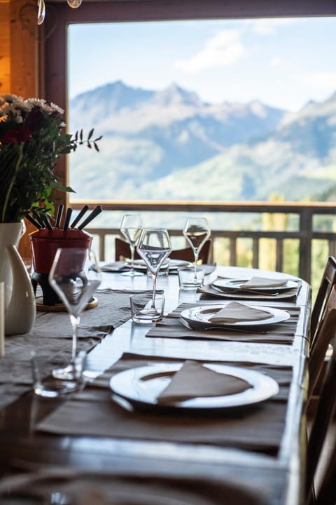 View (from property/room), Dining area, Mountain view