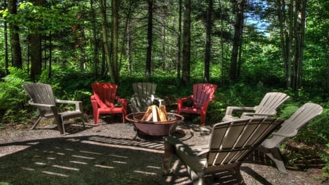 Killington Mountain Retreat -Great Group Ski House! Close to Resort - Hot Tub - LIFT TICKET DISCOUNTS! House in Mendon