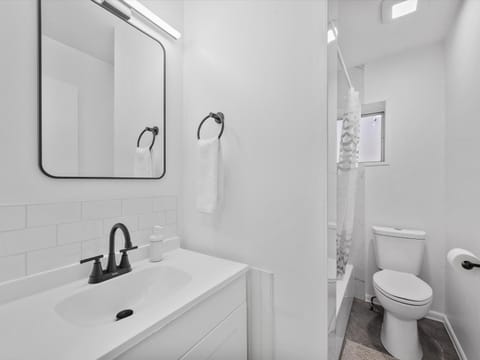 Bloomfield, Shadyside !A Modern and Bright Private Bedroom with Shared Bathroom Location de vacances in Shadyside