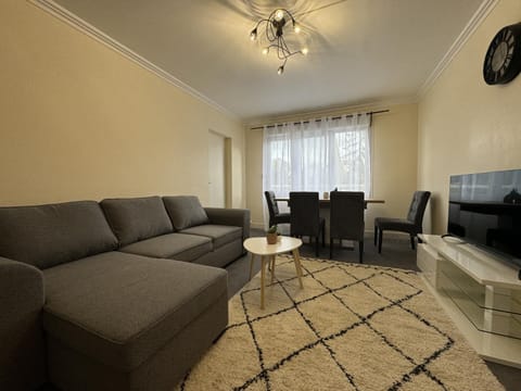 TV and multimedia, Living room, Seating area, Dining area