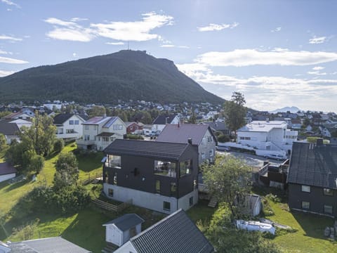 Property building, Neighbourhood, Natural landscape, Garden