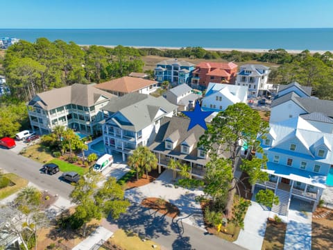 4 Sandy Beach Trail- Short Walk To The Beach, Large Pool, FREE Activities Included House in Hilton Head Island