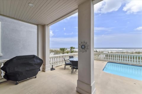 6 Collier Beach Road- Oceanfront, Large Pool, Elevator, FREE Activities Included Haus in Singleton Beach