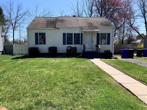 New Quaint & Convenient Hideaway Great Location House in East Hartford