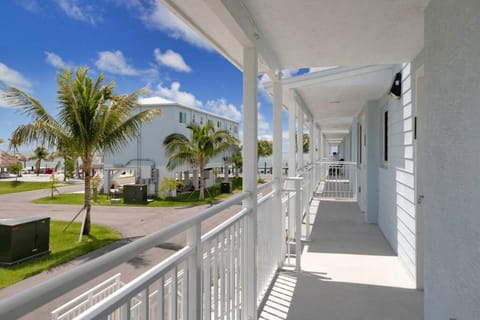 Steps to the Ocean and Heated Pool House in Marathon