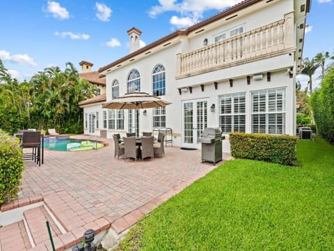 Private Luxury Waterfront Mansion I Heated Pool and Hot Tub Casa in Delray Beach