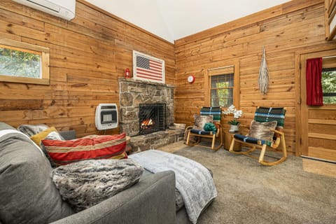 Camp Allswell - Cozy Loft Cabin Getaway - Fireplace House in Eureka Springs