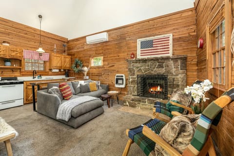 Camp Allswell - Cozy Loft Cabin Getaway - Fireplace House in Eureka Springs