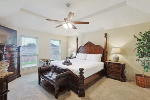 Vista Valley Vacay 5-BD w Pool & Cinema House in Lewisville