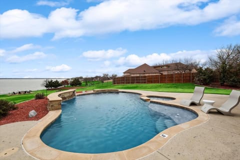 Lakefront Mansion with Pool and Cinema Casa in Rowlett