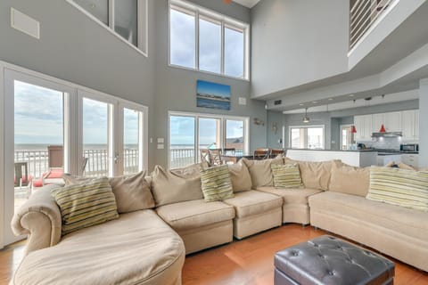 Oceanfront Galveston Beach House Steps to Sand! House in Hitchcock