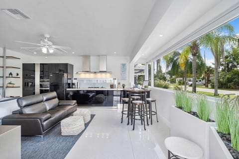 Modern Home in FTL Hot Tub & Dogs Welcome House in Oakland Park