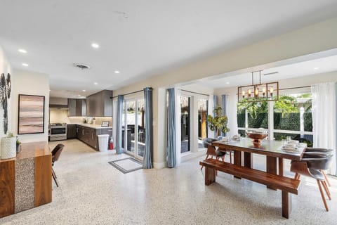 Modern Home in FTL Hot Tub & Dogs Welcome House in Oakland Park