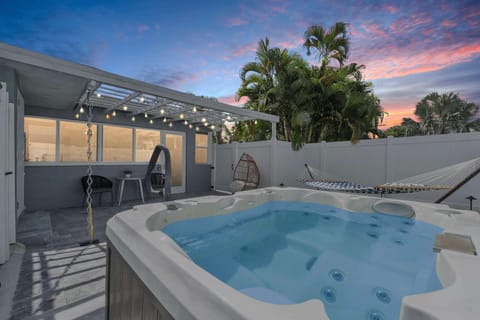 Modern Home in FTL Hot Tub & Dogs Welcome House in Oakland Park