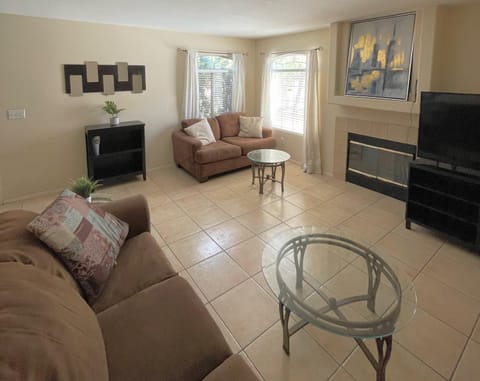 Extended Stay 3 Bedrooms Cozy Townhouse Living House in North Las Vegas