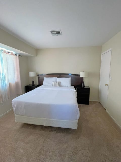 Extended Stay 3 Bedrooms Cozy Townhouse Living House in North Las Vegas