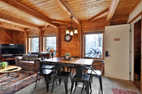 Killington Cabin - Right Unit - Sleeps 10 in 4 BR, 2 BA Cozy Escape House in Mendon