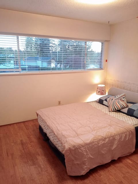 Year End Sale- Cheap & Deluxe Room Near Surrey Mall Vacation rental in Surrey