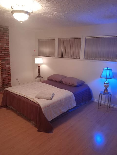 Year End Sale- Cheap & Deluxe Room Near Surrey Mall Vacation rental in Surrey