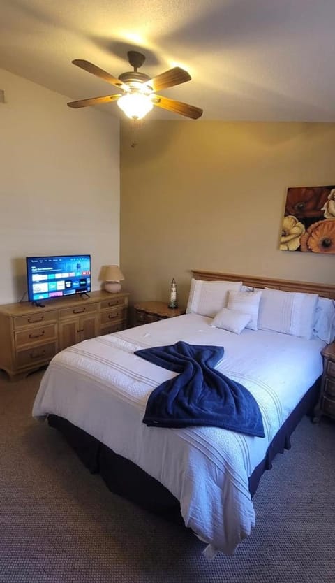 Bed, TV and multimedia, Bedroom