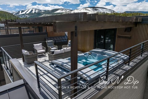 Mountain Wellness Retreat: Rejuvenate in Luxury House in Fraser