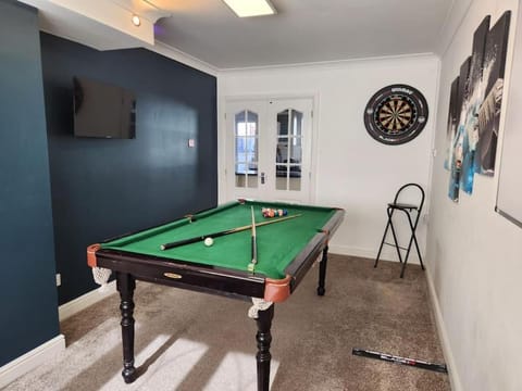 5 Bedroom house with Games Room! Apartment in Charnwood