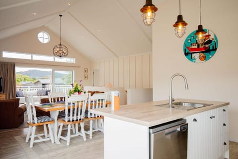 Dining area, kitchen