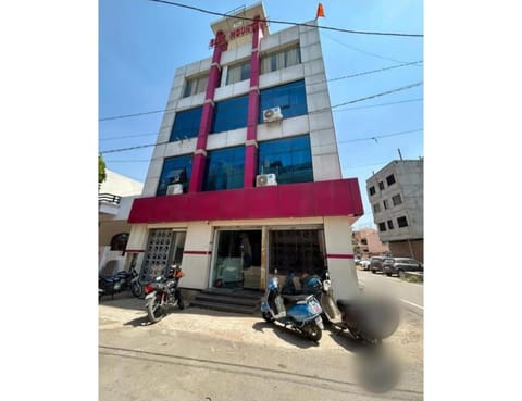 Property building, Day, People, Street view, group of guests, Parking