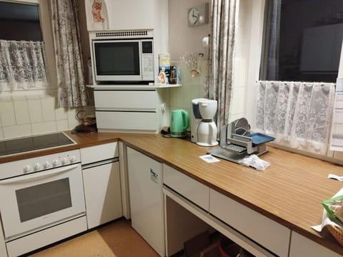 Coffee/tea facilities, Kitchen or kitchenette, stove