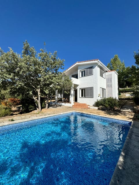 Property building, Day, Pool view, Swimming pool