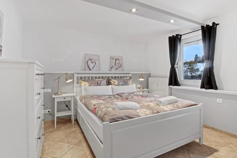 Bed, Photo of the whole room, Bedroom, cot