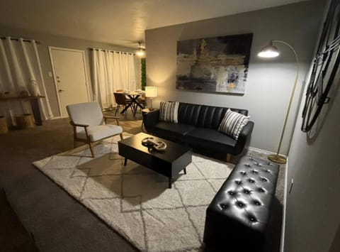 Plush Elegance-walk To At&t Stadent District Apartment in Arlington