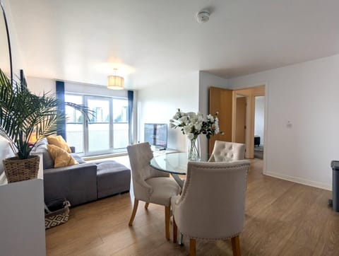 Modern 2 Bed 1 bath 1 ensuite - Salford Apartment in Salford