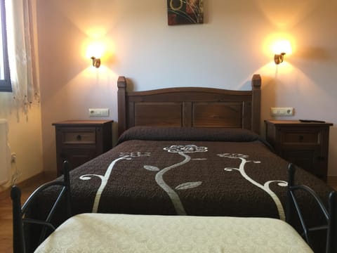 Bed, Photo of the whole room, Decorative detail, Bedroom