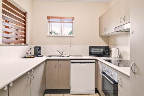 Coffee/tea facilities, Kitchen or kitchenette, dishwasher, internet, oven, stove, toaster, air conditioner